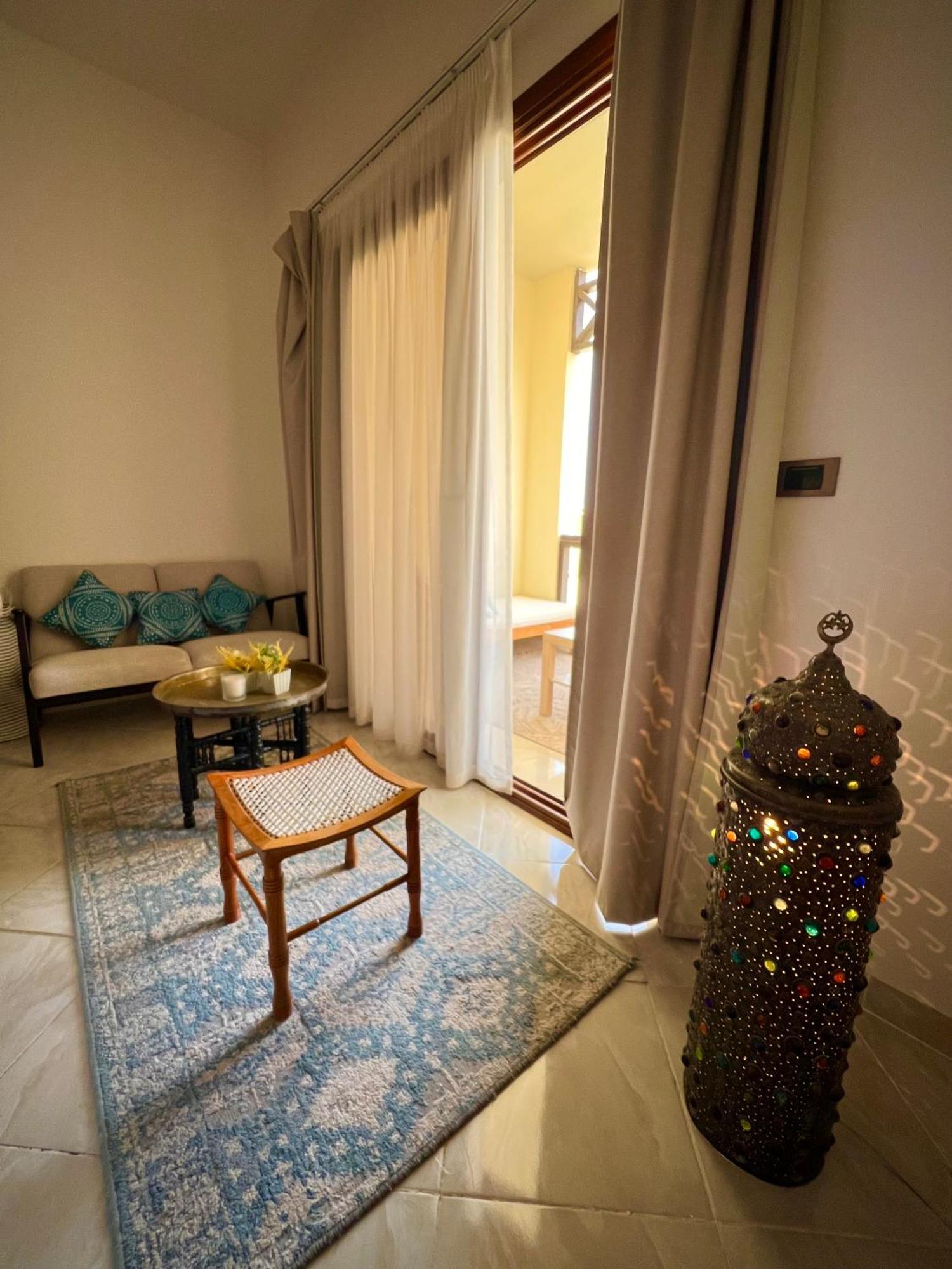 Luxury Beachfront Studio- Foreign Nationals Only Hurghada Esterno foto