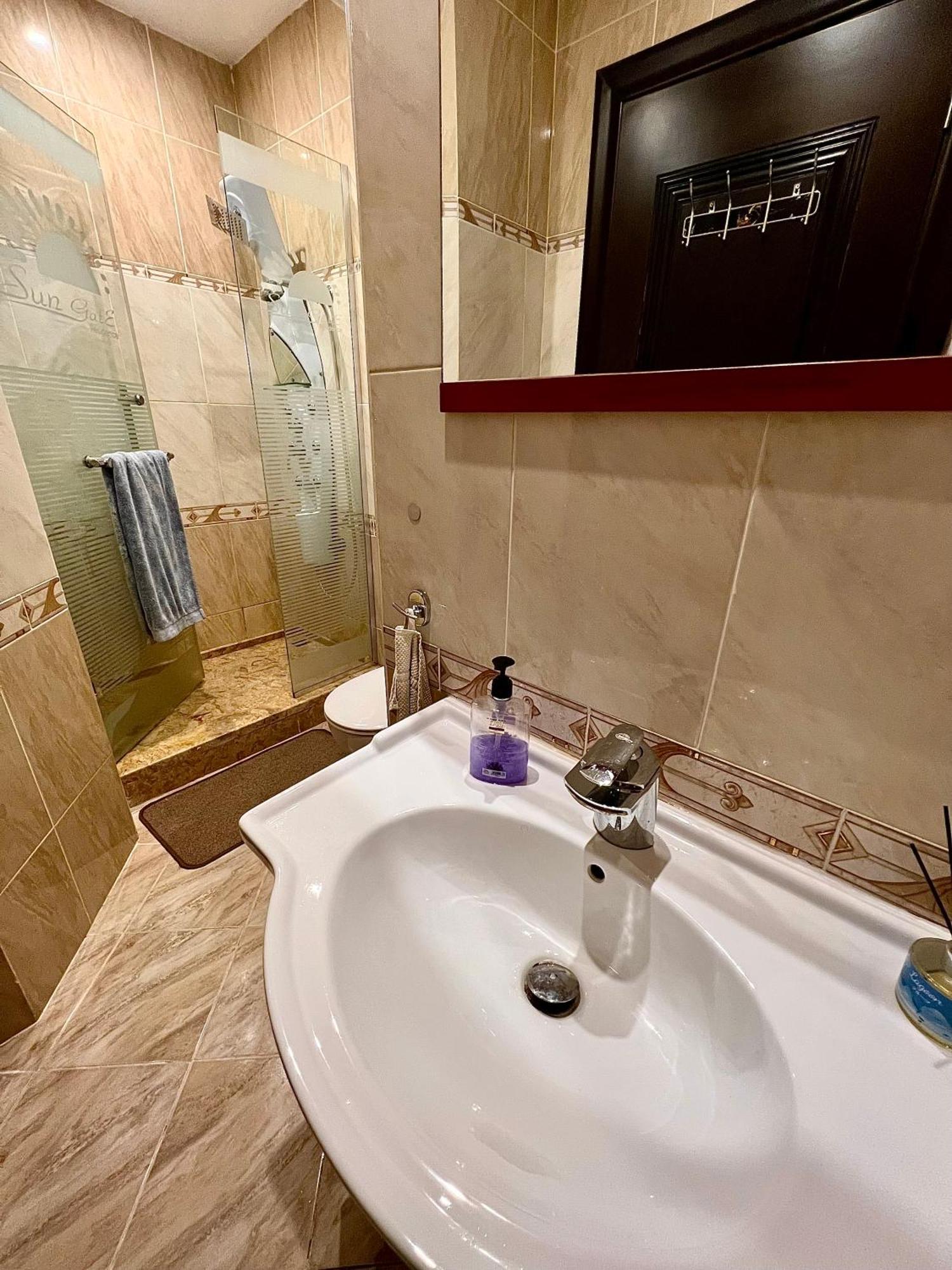 Luxury Beachfront Studio- Foreign Nationals Only Hurghada Esterno foto